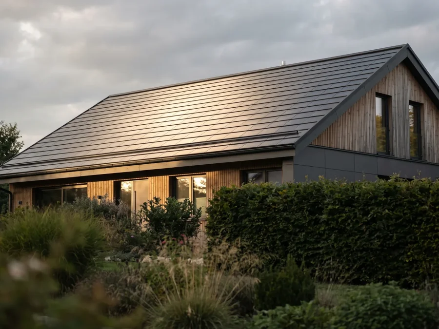 Wohnhaus mit Photovoltaikanlage auf dem Dach in der Abendsonne